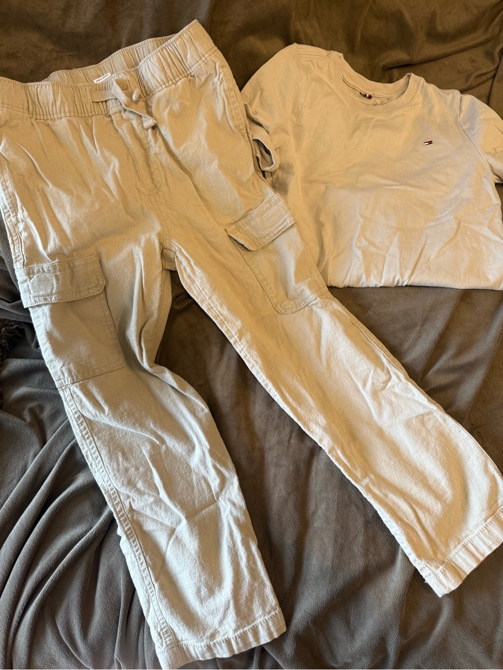 GAP Kids Beige Cargo Pants & Tommy Hilfiger Beige Tee Shirt size 6/7.